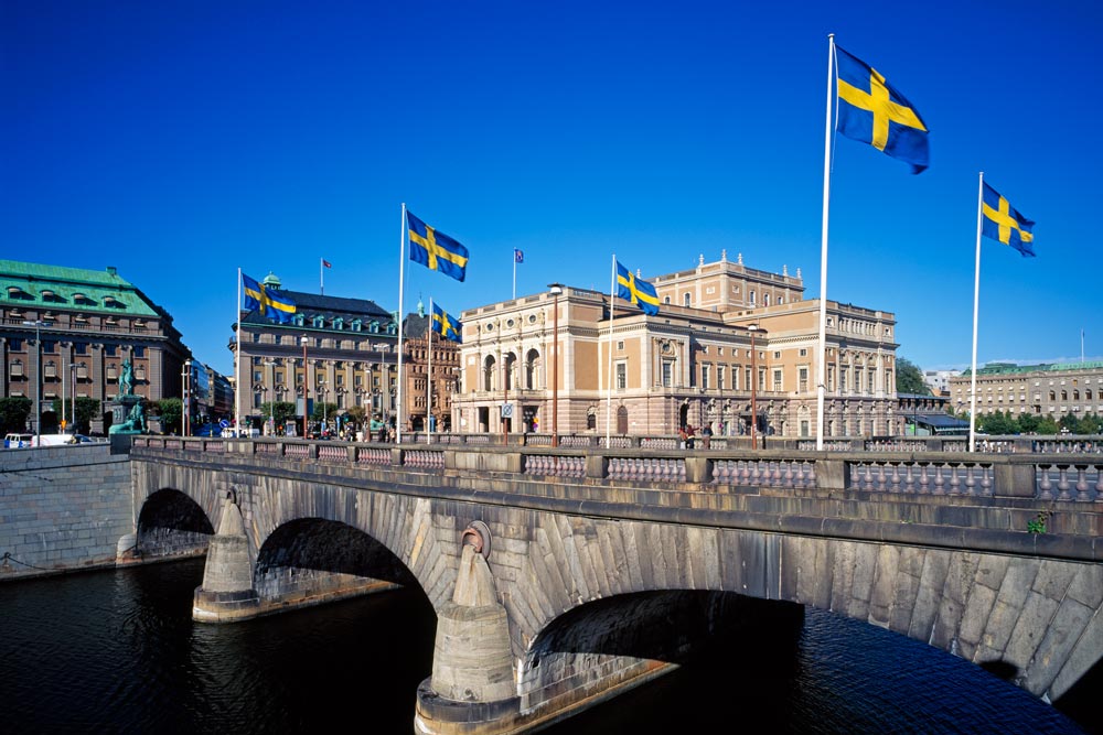Stockholm med svenska flaggor